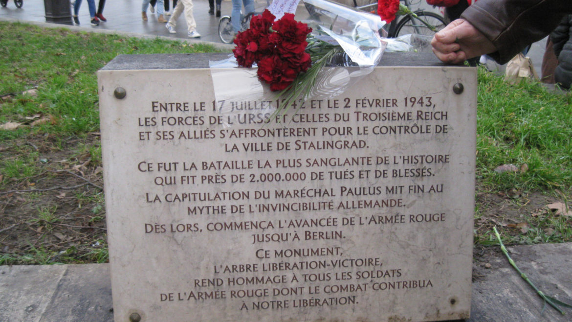 Цветы в Париже героям Сталинграда