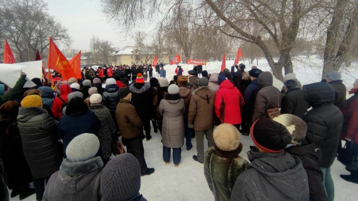 Жители Рубцовска в Алтайском крае вышли на митинг и потребовали ограничить рост тарифов ЖКХ