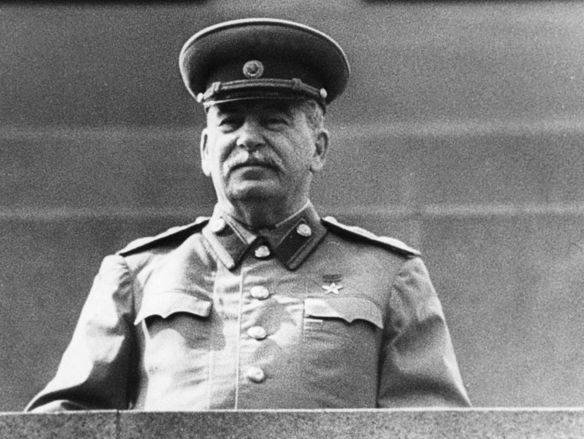 Алые гвоздики – дань памяти Сталину и его эпохе