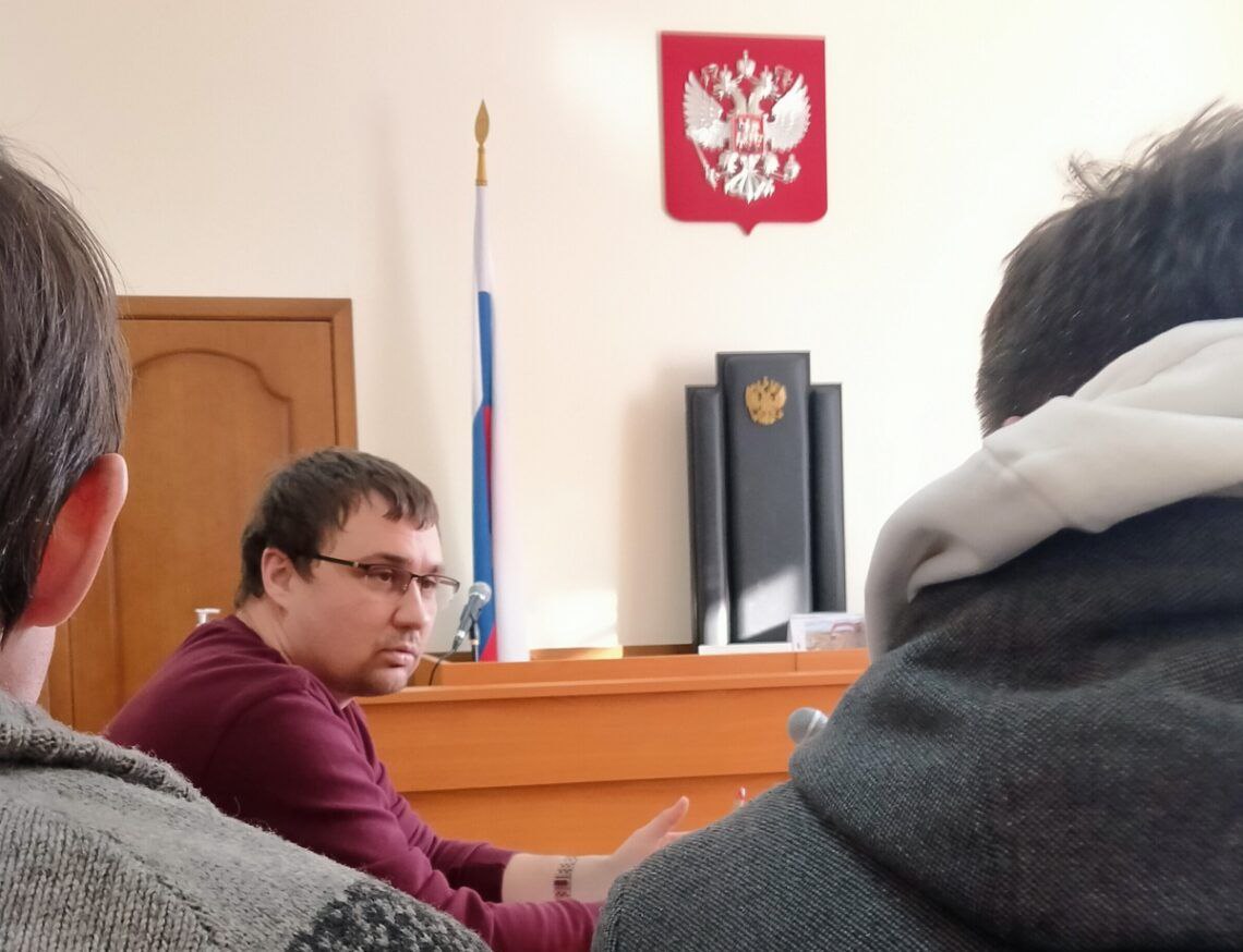 Самарского депутата-коммуниста Михаила Абдалкина оштрафовали на 150 000 рублей за то, что он «неуважительно слушал послание президента»