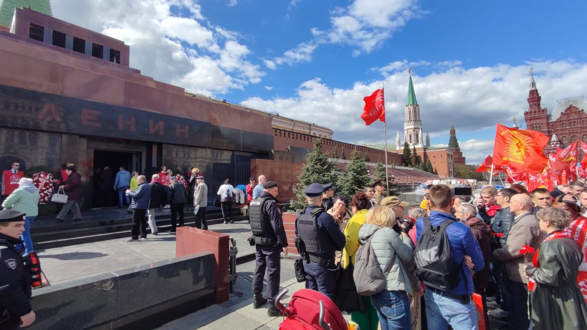 Москва мавзолей Ленина и Ленин