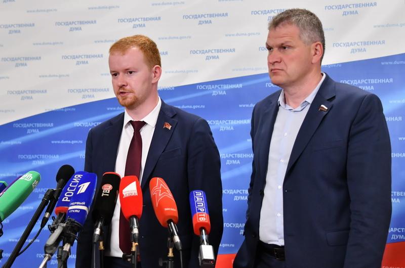 Денис Парфенов и Алексей Куринный выступили перед журналистами в Госдуме
