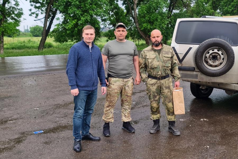 Глава Хакасии Валентин Коновалов лично передал оборудование и снаряжение участникам СВО