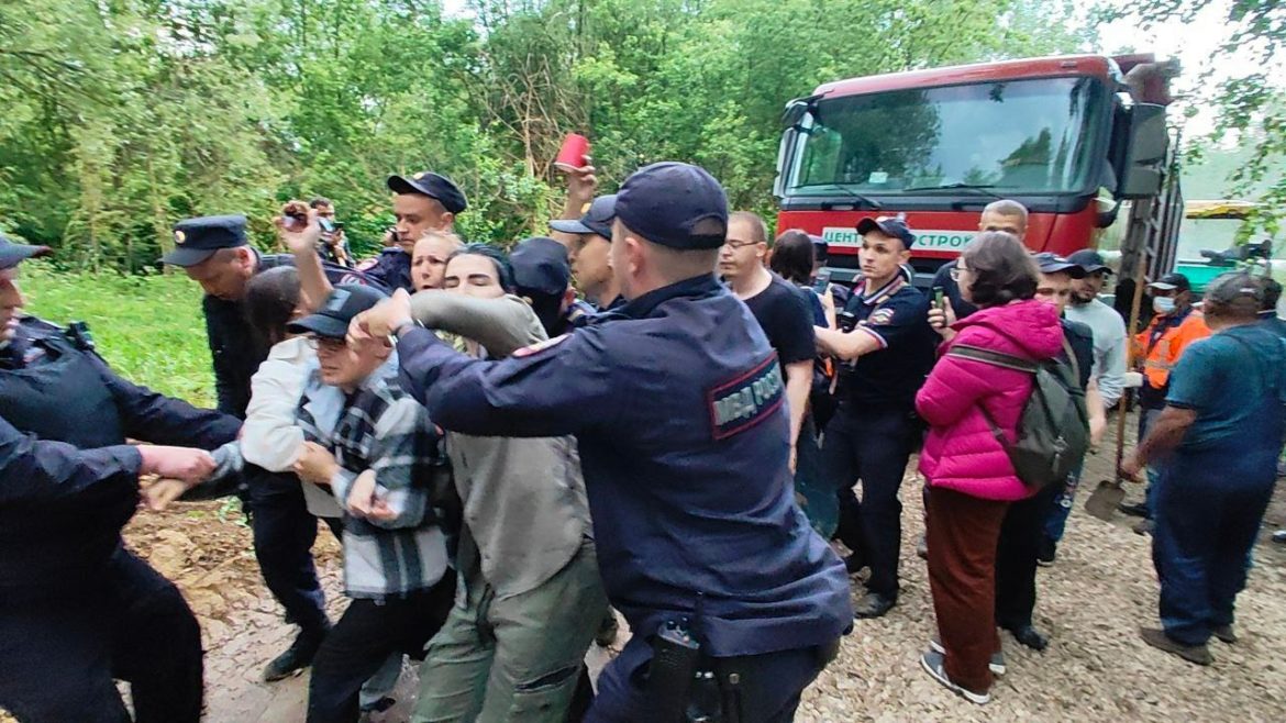 Полиция задержала в Москве защитников Битцевского леса, которые пытались остановить незаконные работы по «благоустройству»