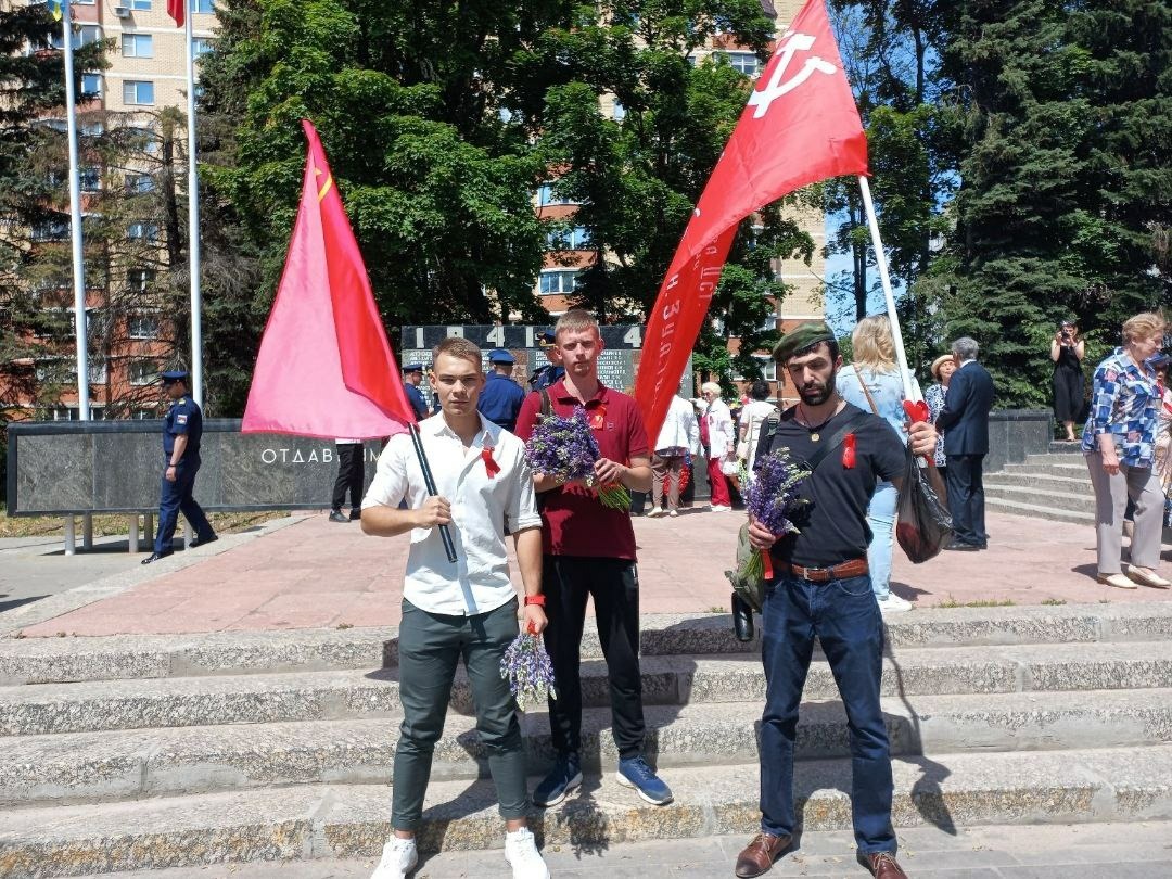 Левые активисты из Щелково в память о героях войны 22 июня написали на асфальте текст поэмы Роберта Рождественского «Реквием»