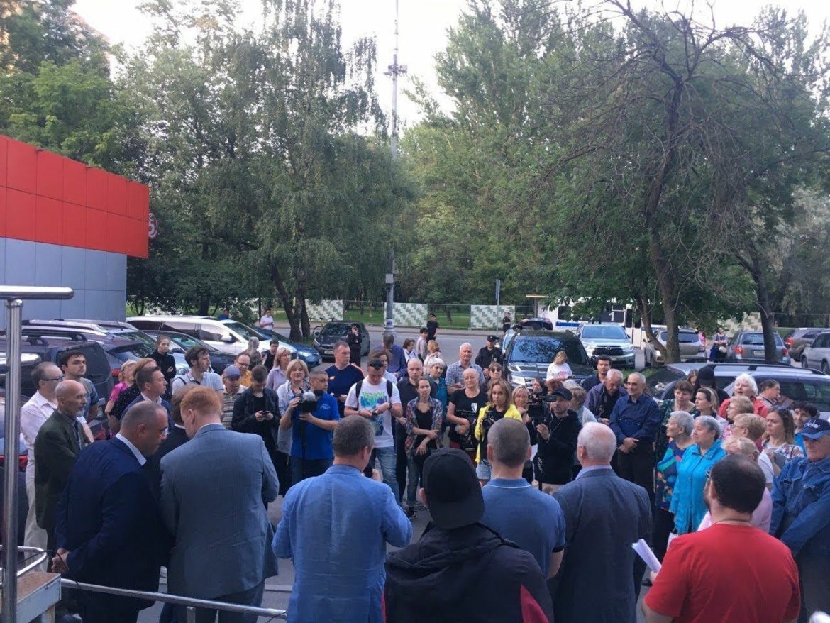 Жители рассказали о проблемах района Ростокино на встрече с Леонидом Зюгановым