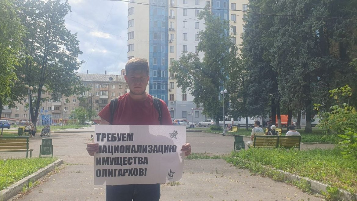 «России нужен новый курс развития!»: пикеты левых сил прошли в Подмосковье