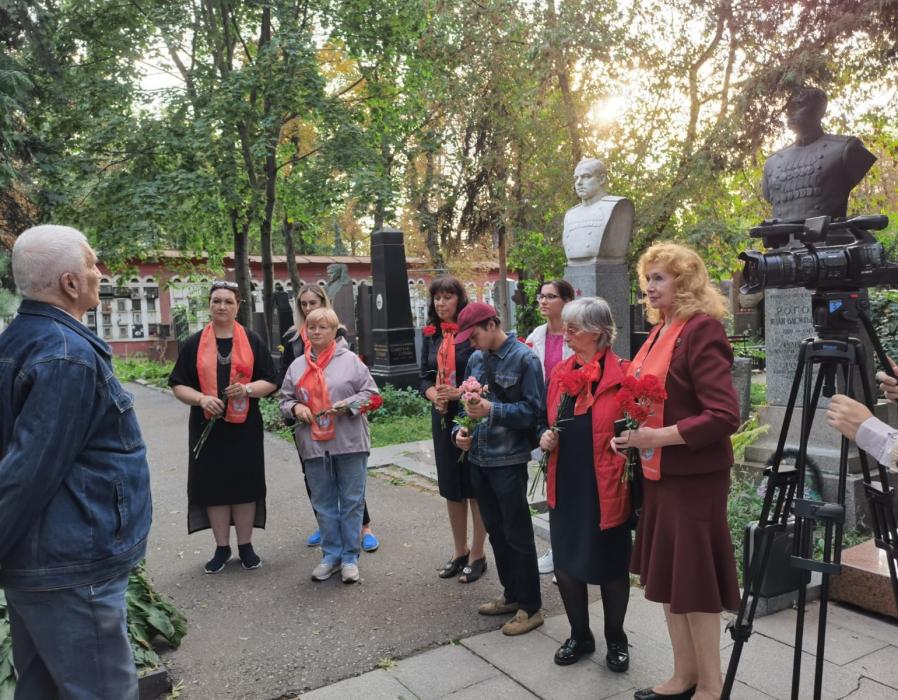Активисты женского движения «Надежда России» возложили цветы к могиле Зои Космодемьянской в Москве