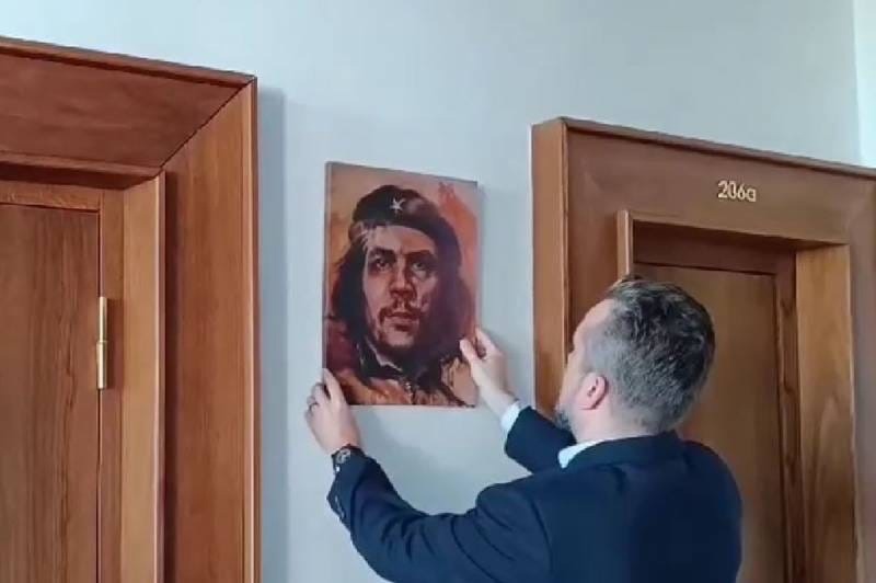 Новый спикер парламента Словакии вынес из кабинета флаг ЕС и повесил на стене фото Че Гевары