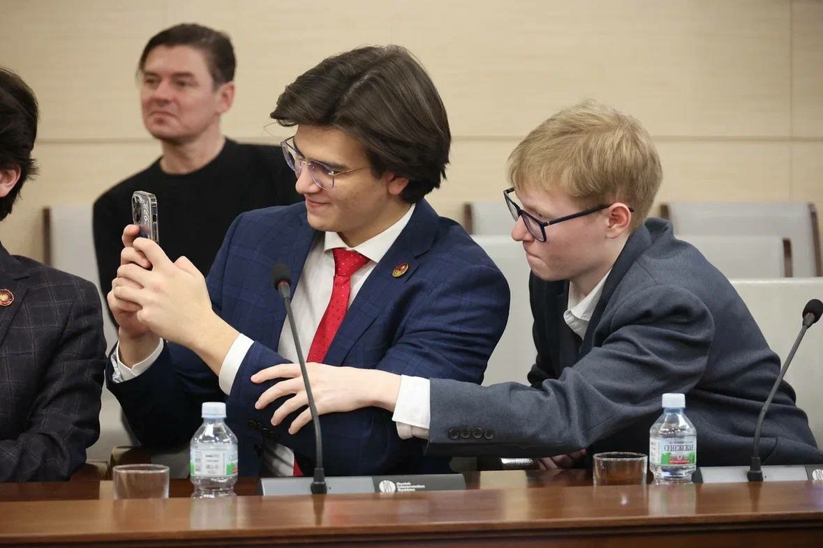 Круглый стол тематика. Размер обеденного стола на 4 человека. Диаметр круглого стола. Круглый стол на 5 человек. Складной стол круглый и стулья.