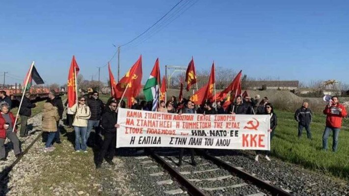 Греческие коммунисты остановили поезд с танками США