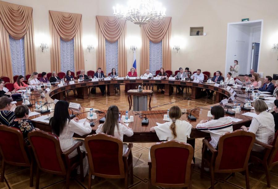 В Госдуме прошел «круглый стол», посвященный анализу организации деятельности кризисных центров для женщин, находящихся в трудной жизненной ситуации
