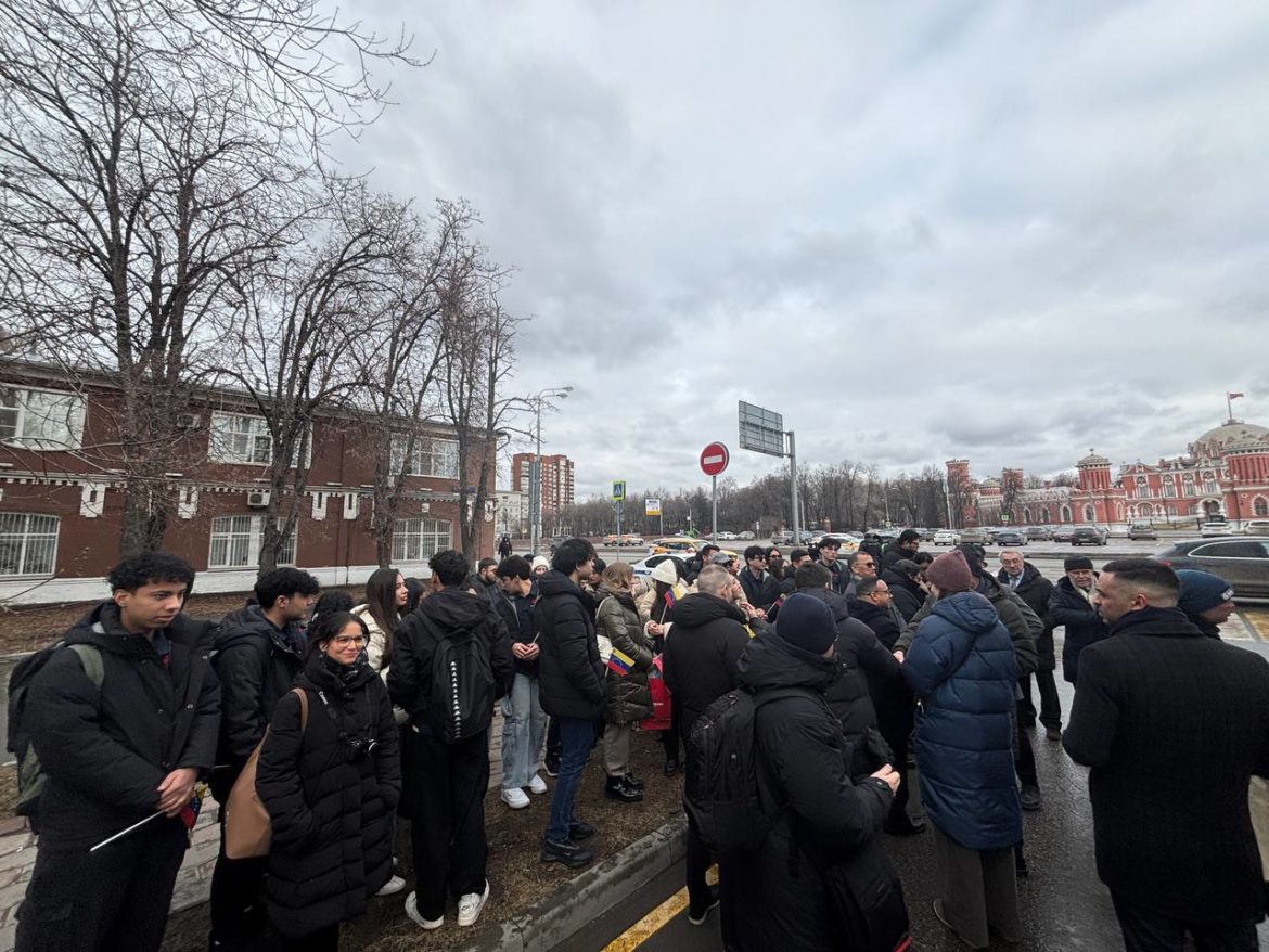 Вспоминая Команданте: В Москве почтили память Уго Чавеса 