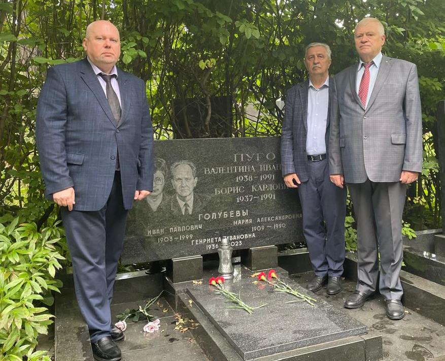 Делегация ЦК КПРФ почтила память патриотов-защитников Советской Родины