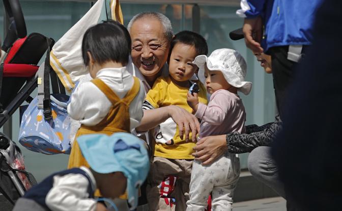 Пособия для отцов, бесплатные детсады и забота о стариках: Китай борется за демографию своими методами