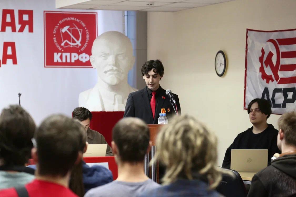 Николас Рид – московским комсомольцам: “Вперёд, к социалистическому рассвету!”