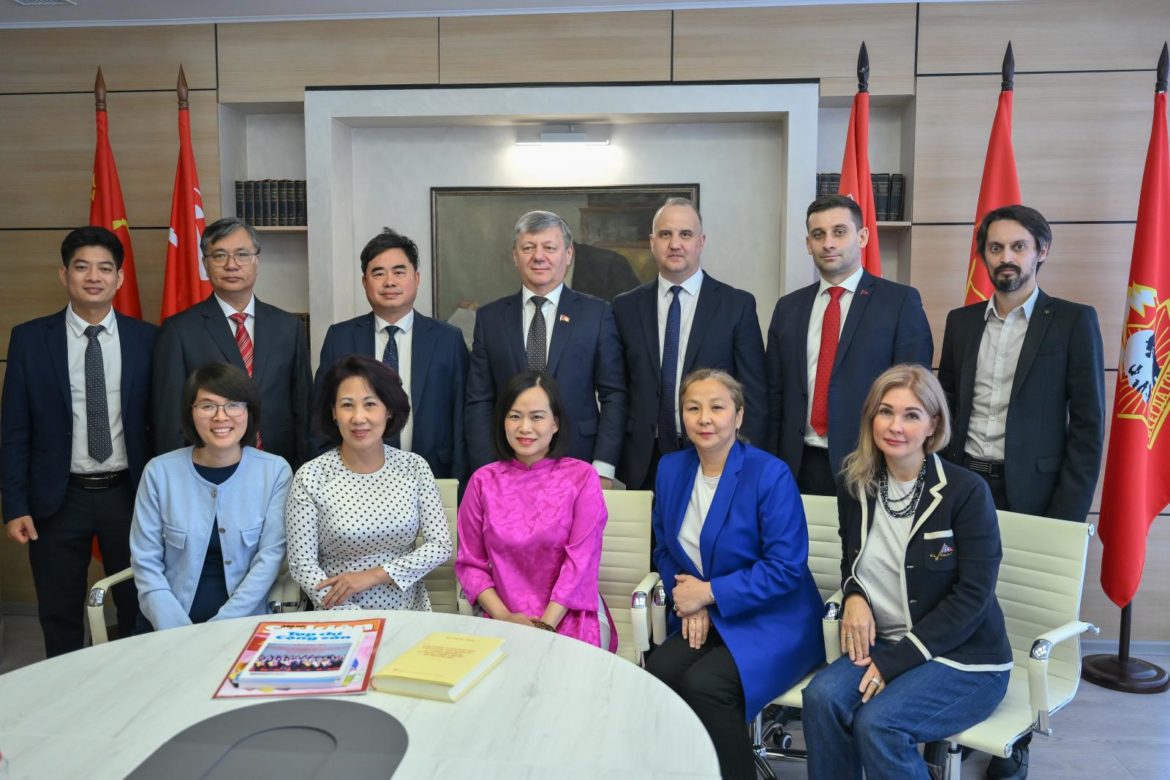 Дмитрий Новиков встретился с делегацией вьетнамского журнала «Коммунист»