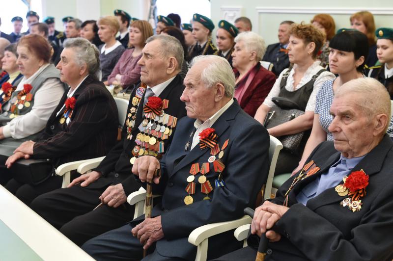 Их приковали за доблестный труд