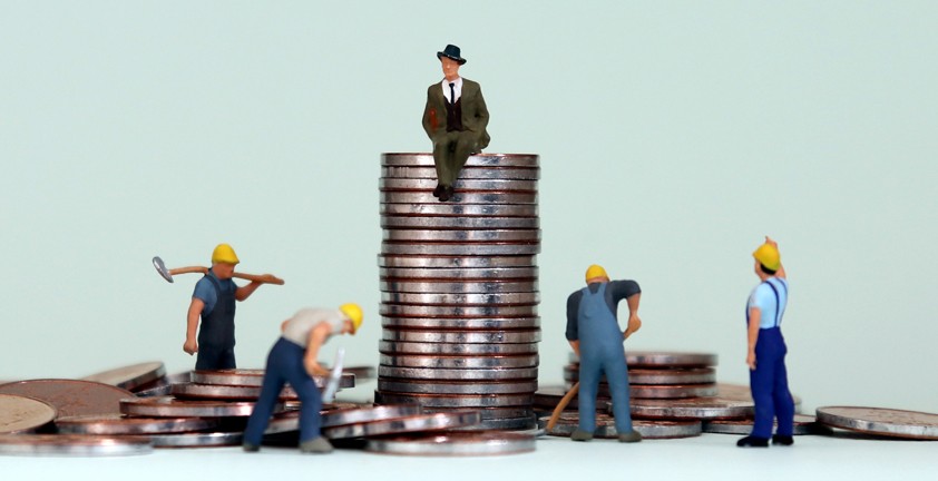 Неравенство уменьшается?