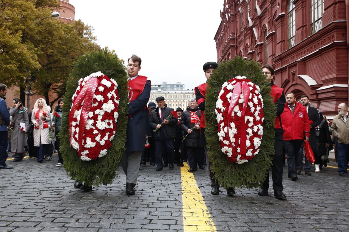 Комсомол – верный помощник Коммунистической партии во все времена!
