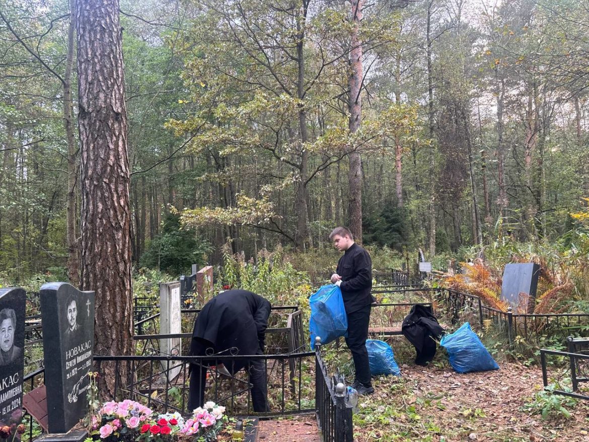 Комсомольцы Москвы почтили память защитников Дома Советов