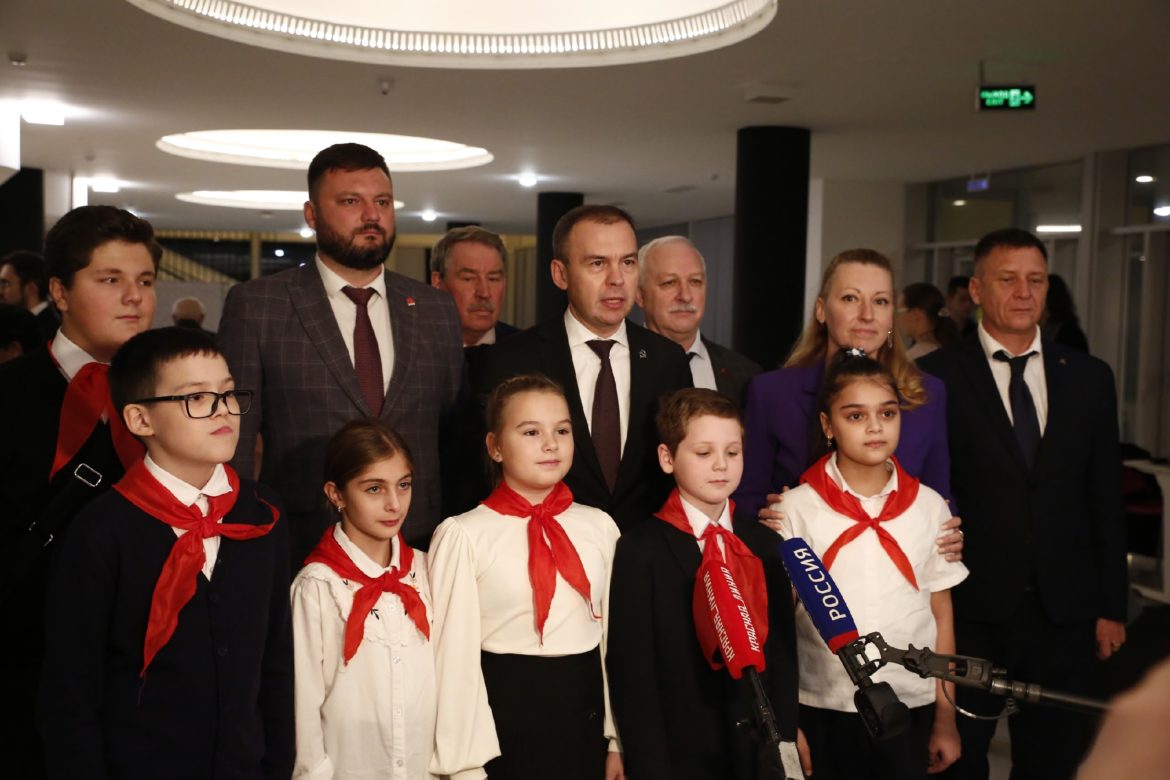 Выступление Юрия Афонина перед началом праздничного концерта во Дворце пионеров