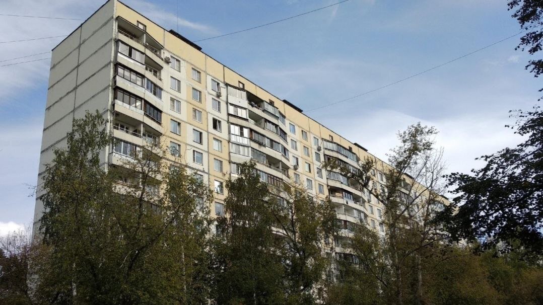 Москва. Народная приемная КПРФ. Депутат Госдумы Сергей Обухов помог жителям Зюзино отстоять свою парковку