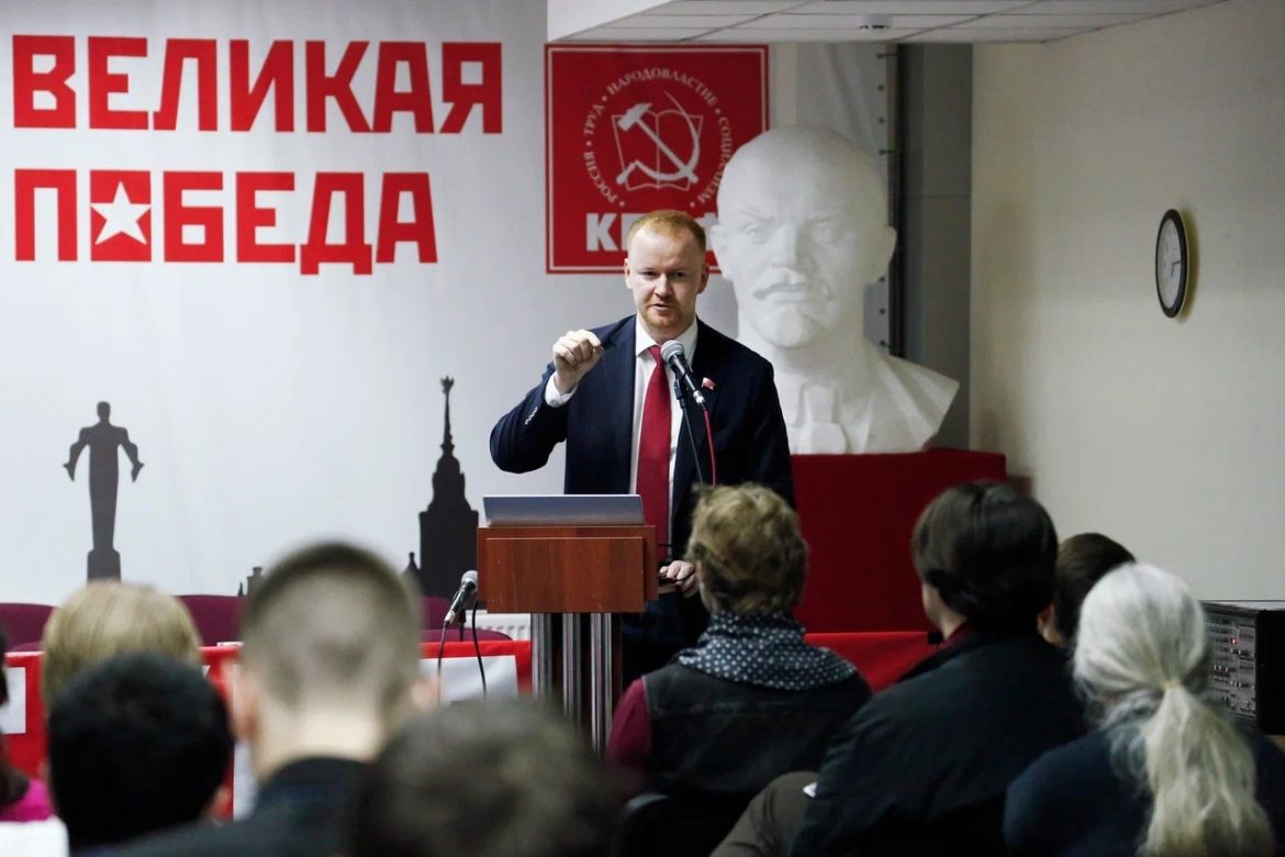 Овладевать марксистско-ленинской теорией!