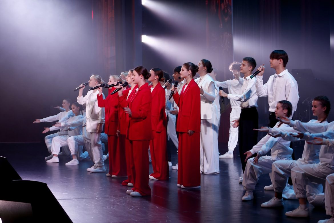 Комсомол: Думать! Дерзать! Сметь! (фоторепортаж)