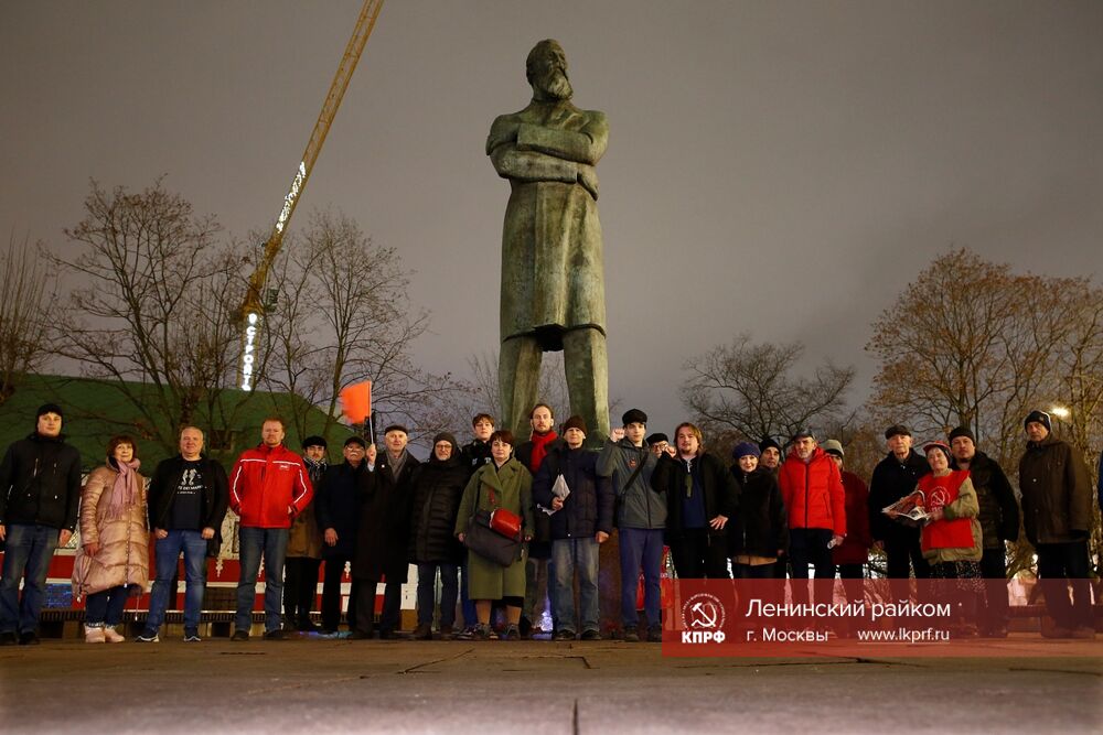 Цветы выдающемуся основоположнику марксизма