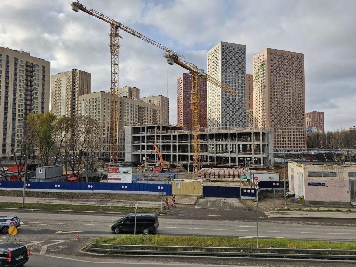 Строится школа рядом с жильем