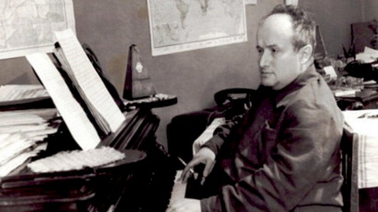 В тесной связи с народным творчеством