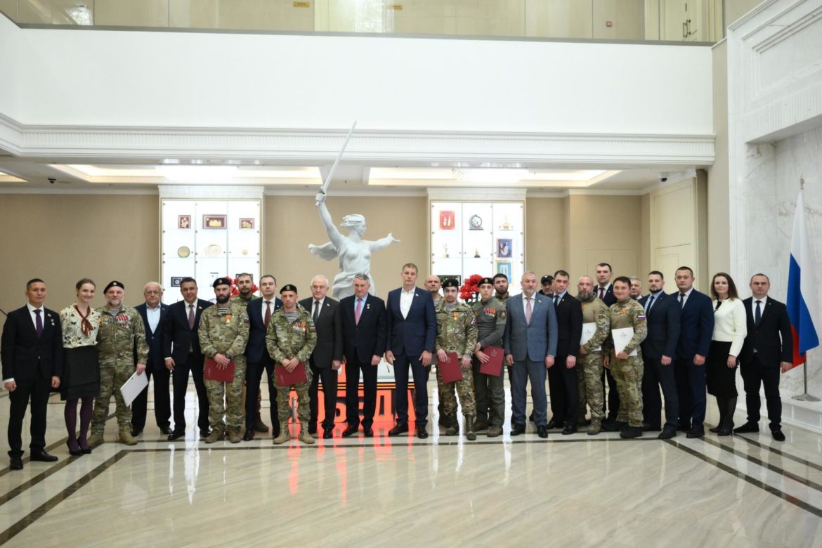 Юрий Афонин и Айрат Гибатдинов открыли в Совете Федерации выставку, посвящённую подвигу бойцов бригады «Ветераны»