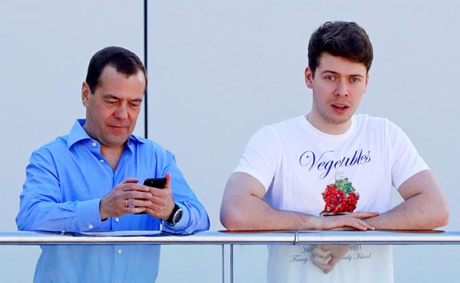 Медведев-младший, слегка укорив, похвалил коммунистов Китая