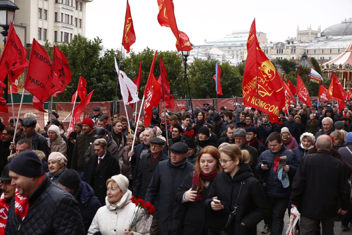 Нельзя, друзья, нам забывать Октябрь семнадцатого года!