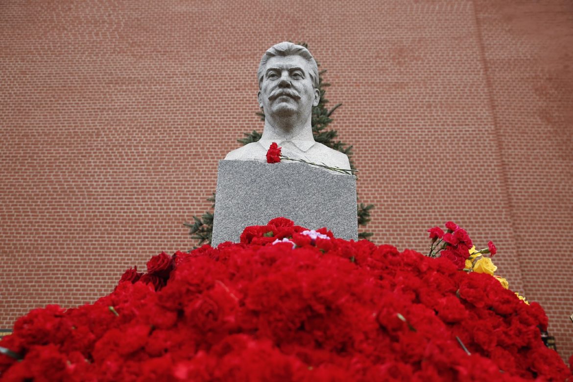 Цветы Сталину в 146-ой его день рождения
