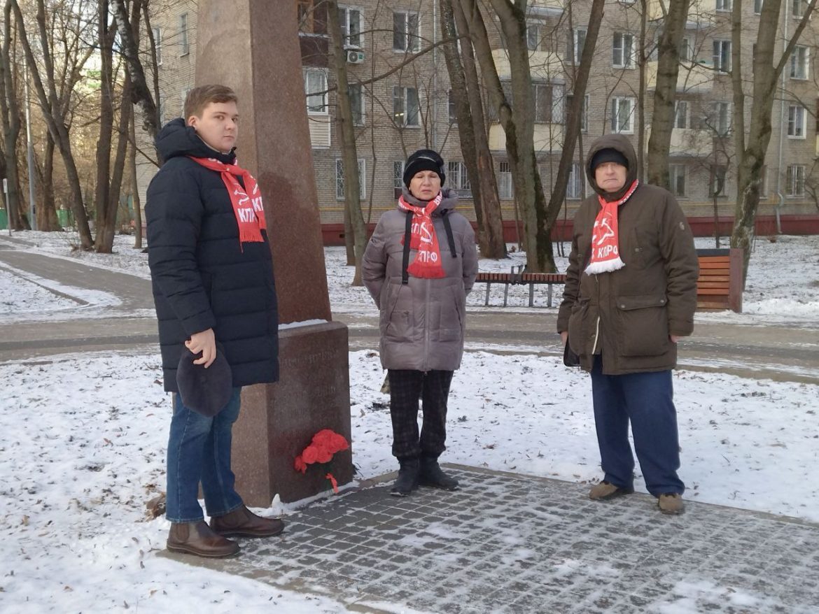 Цветы для героев: 120 лет Декабрьскому восстанию 1905 года