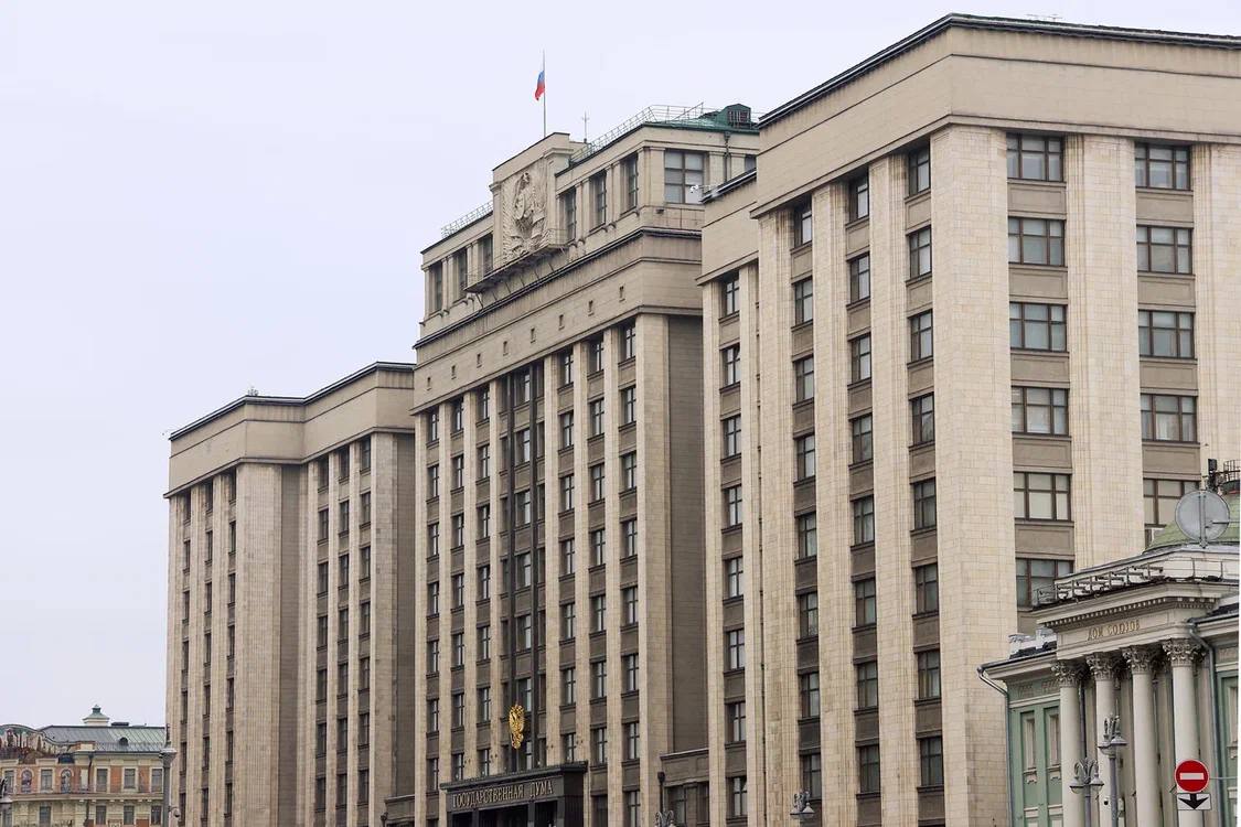 Депутаты-коммунисты предложили разместить на 500-рублевой купюре Знамя Победы над Рейхстагом