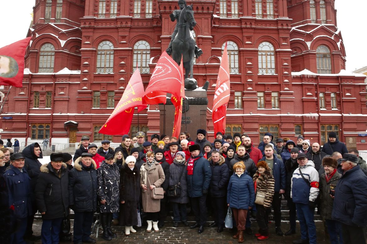 Стройся, Армия трудовая! Ленин с нами!
