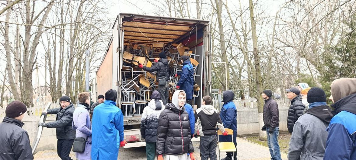 Москва — школам Херсонской области: доставлена мебель и книги