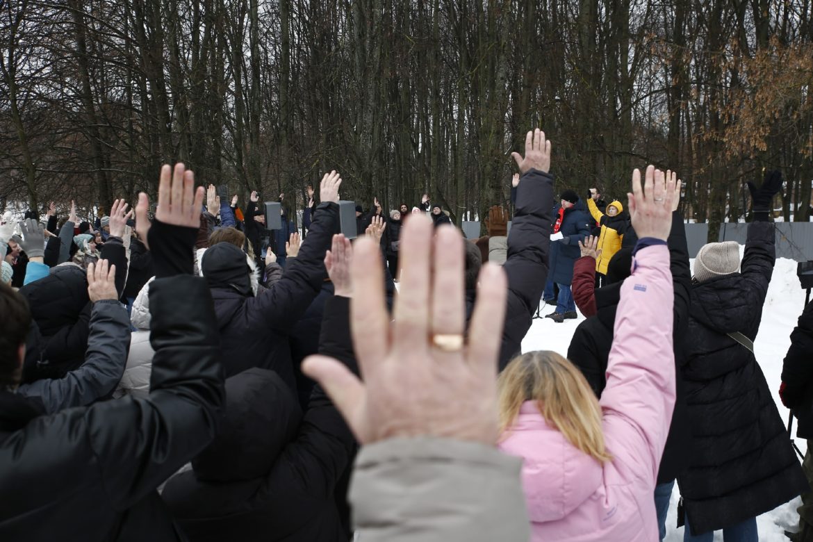 В Южном Тушино приступили к уничтожению голубых елей