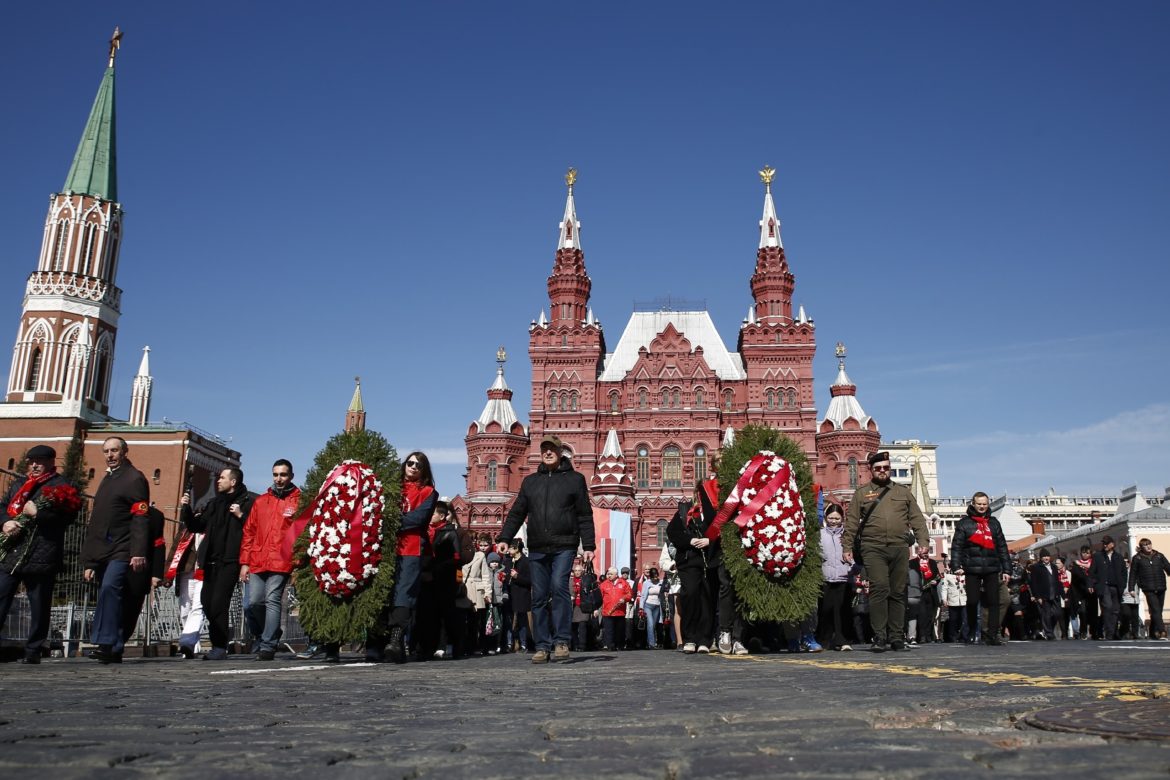 Ленин с нами! Да здравствует Ленин!