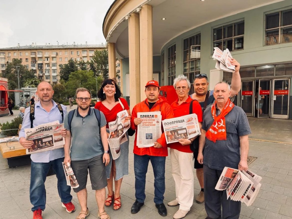 «Красные» у метро «Университет»